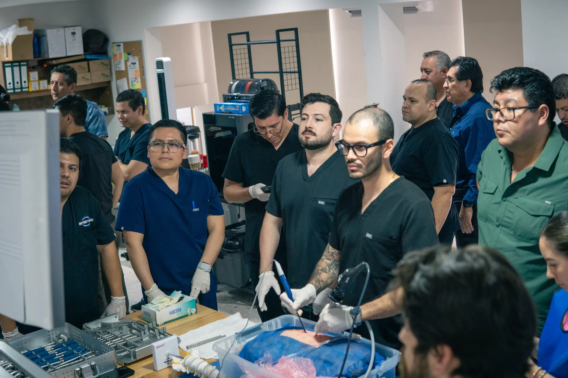 Cirujanos durante una sesión práctica de entrenamiento quirúrgico